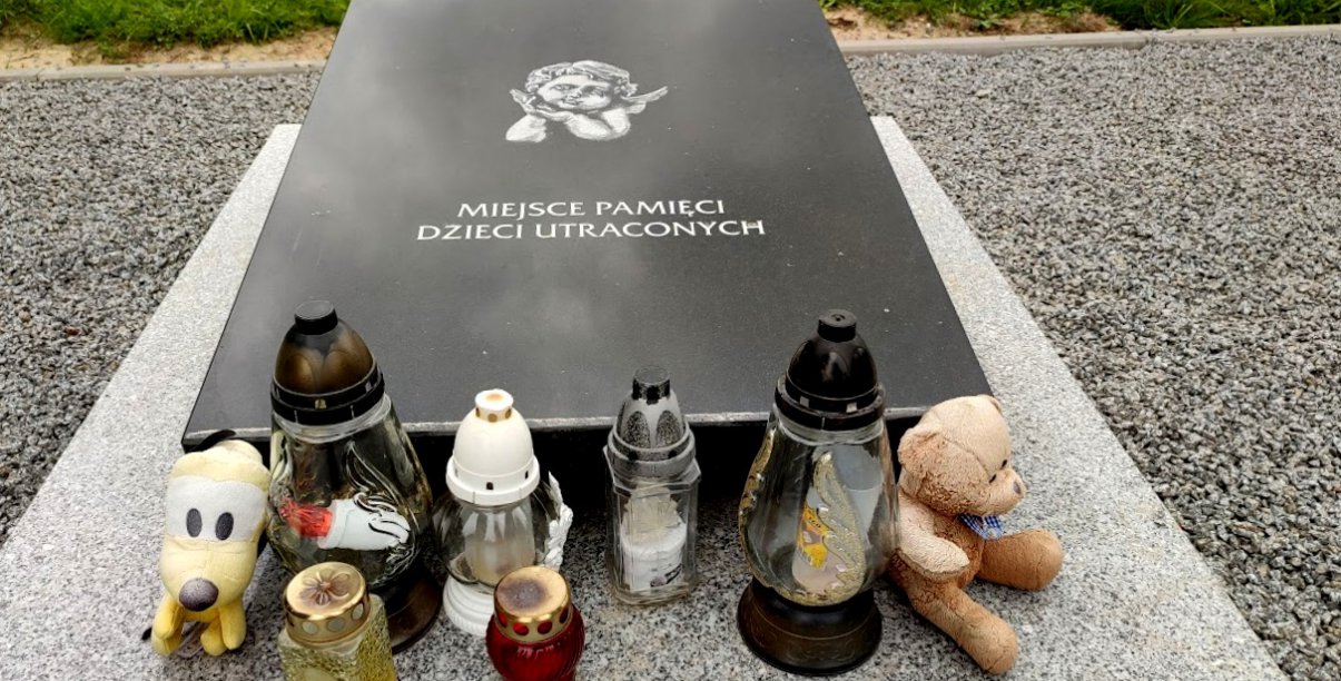 Płyta nagrobna ze zniczami