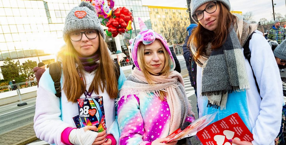 Trzy młode kobiety w jesiennych strojach