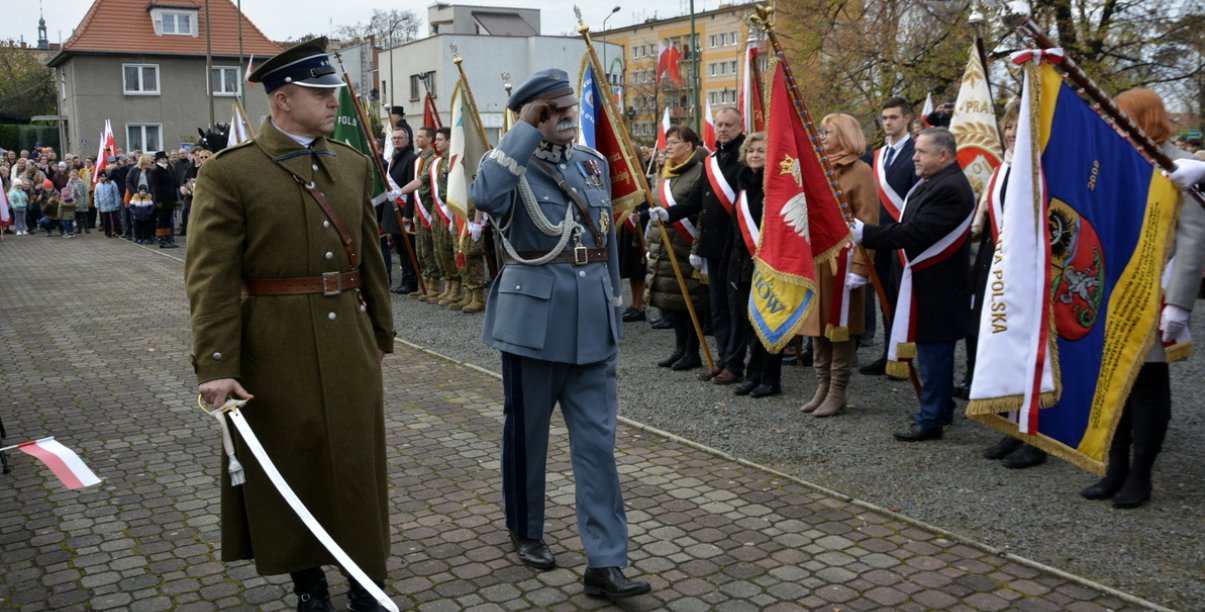 "Marszałek Piłsudski" i żołnież Wojska Polskiego z szablą 