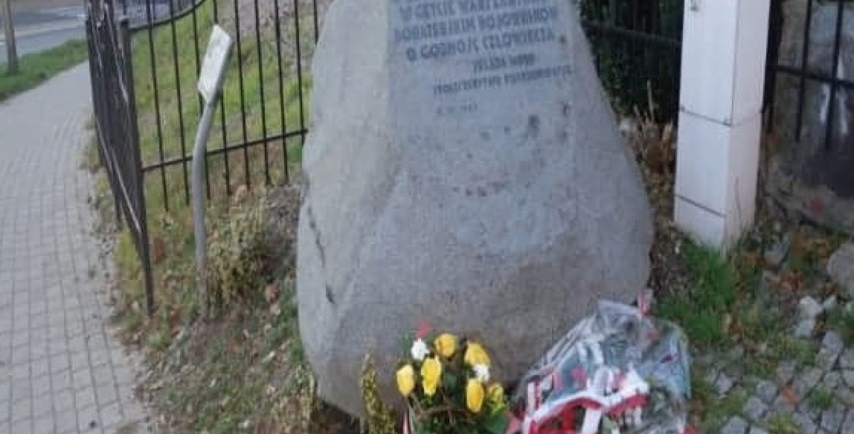Obelisk, pod którym złożono wieńce i znicze 
