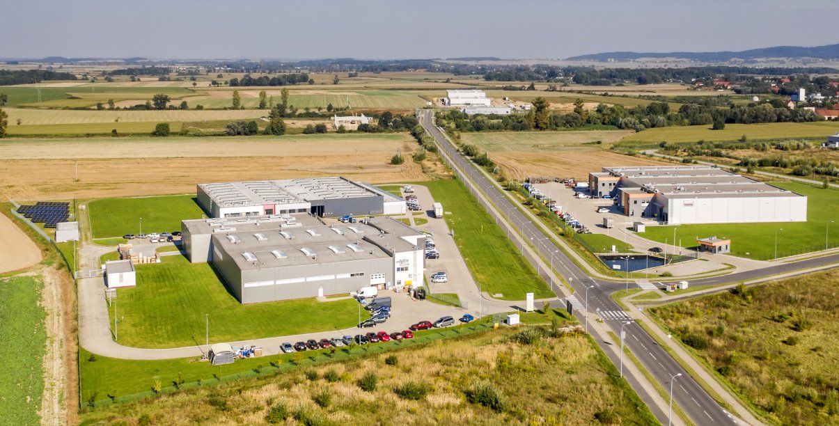 Trzy duże hale produkcyjne widziane z lotu ptaka