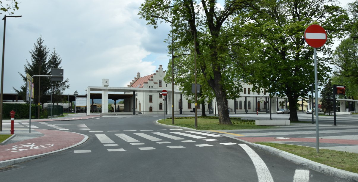 Widok na drogę i perony dworca kolejowego