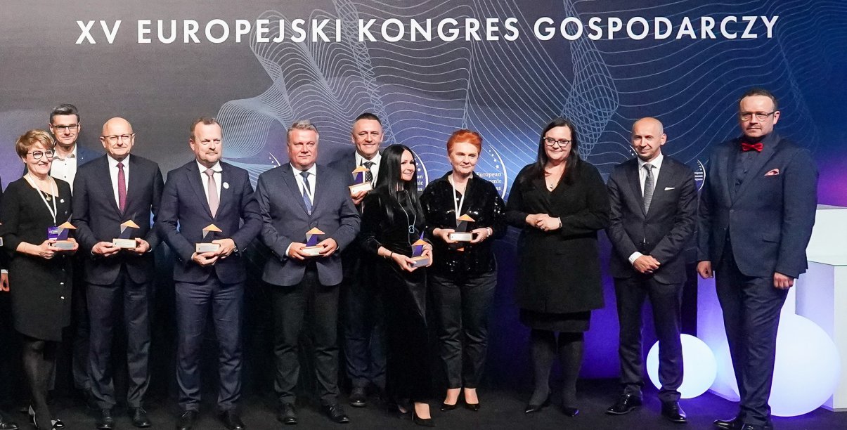 Dzisieć osób na wspólnym zdjęciu
