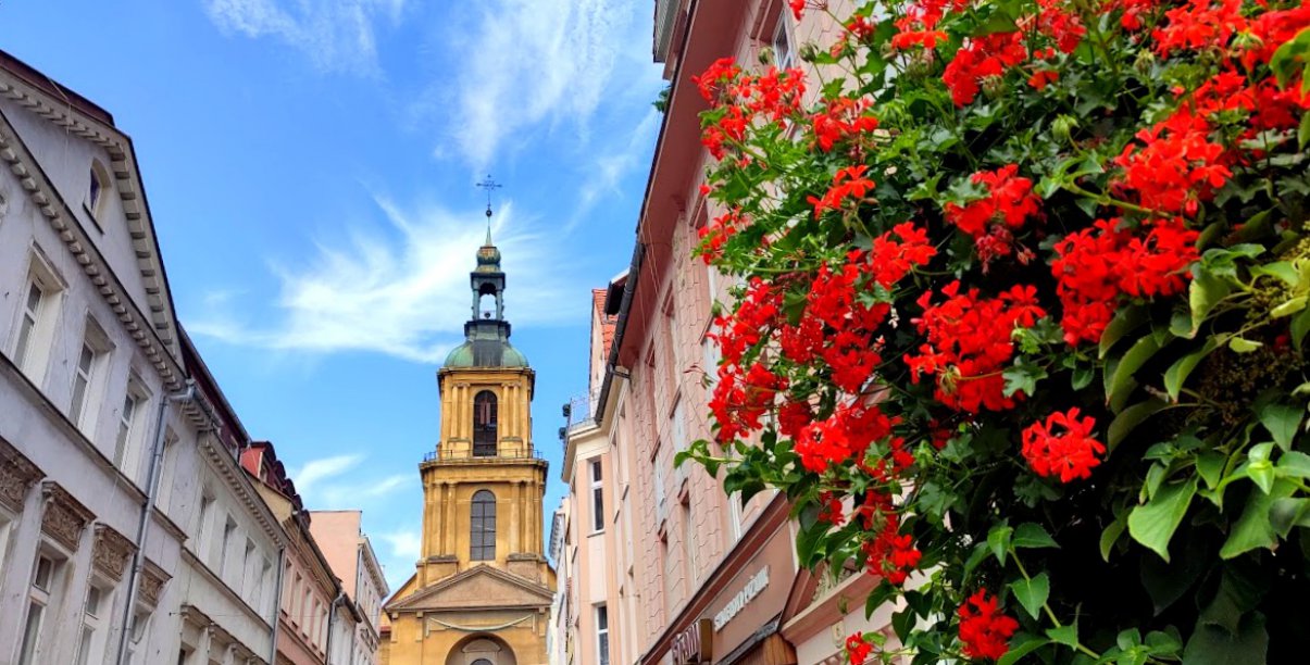 widok ul. Świdnickiej w strone kościoła