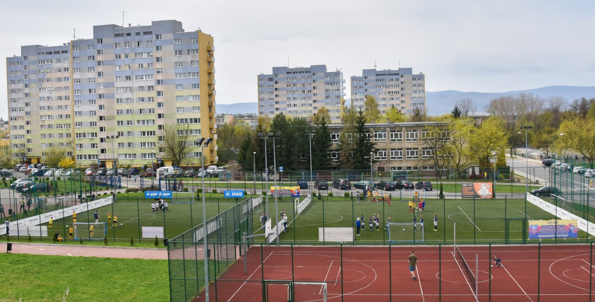Boiska sportowe w środku osiedla