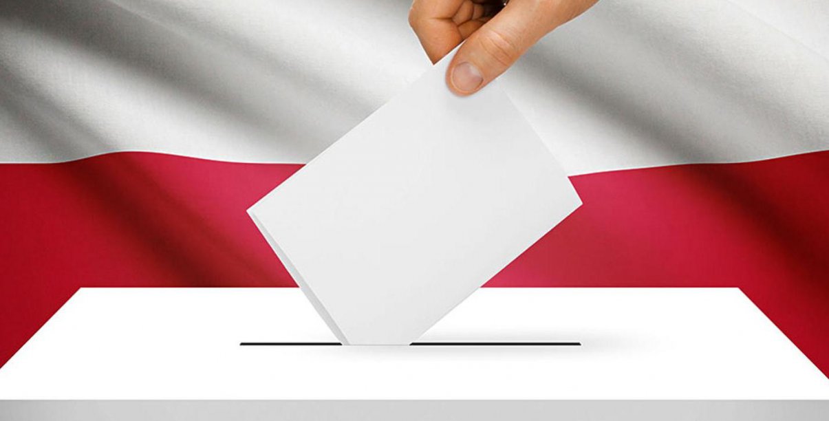 Fęka wkładająca kartę do urny do głosowania, w tle flaga Polski