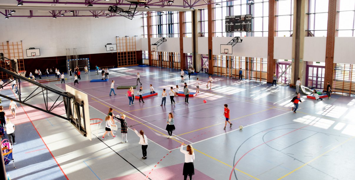 Hala sportowa i ucnziowie podczas zajęć, widok z góry