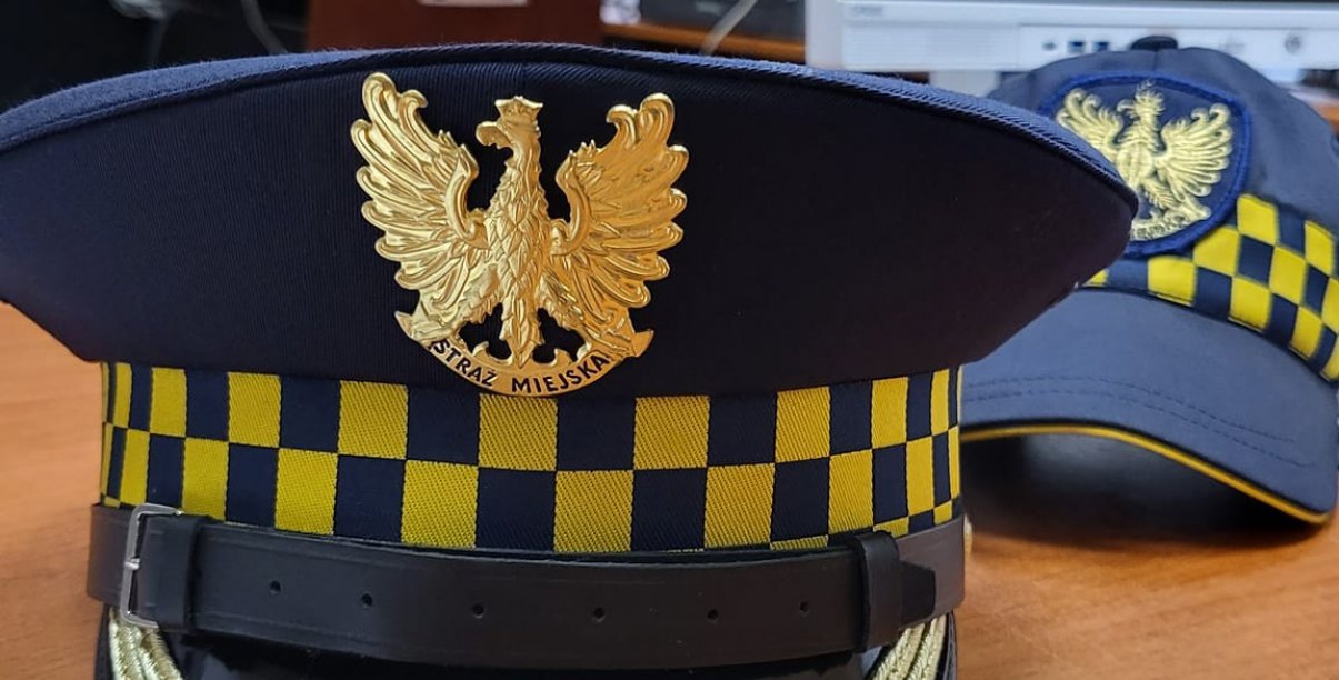 Czapka straznika miejskiego, na górze figuraka orła 