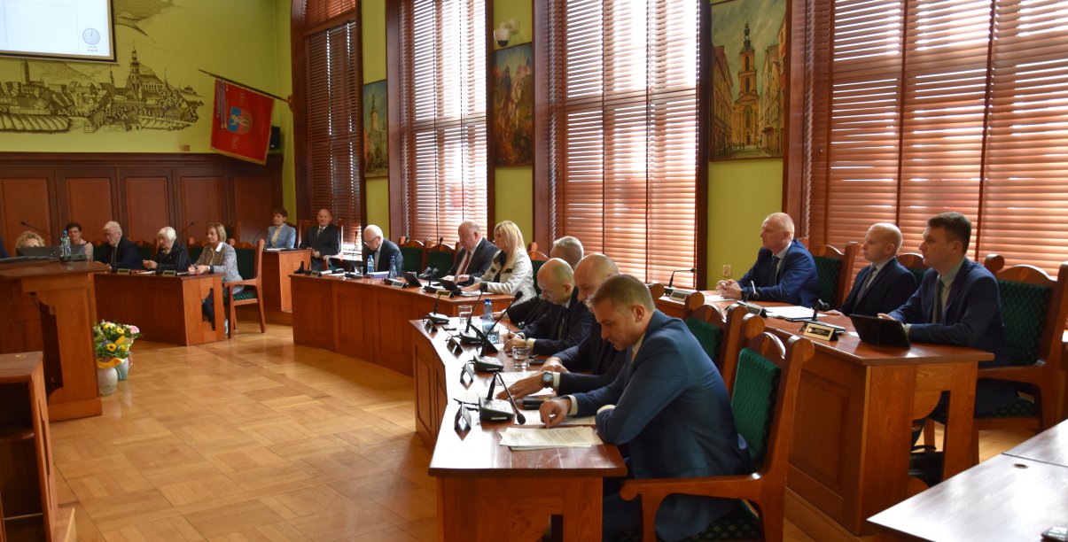 Duża sala, ludzdie siedzący przy stołach 