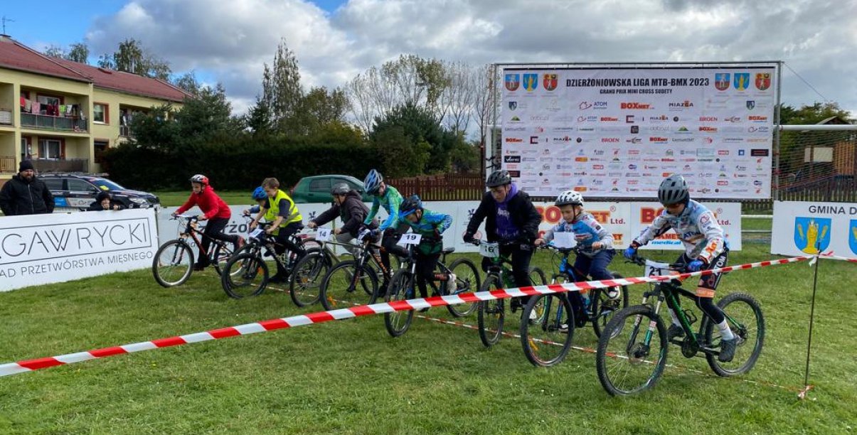 Ośmiu młodych rowerzystów na chwilę przed startem