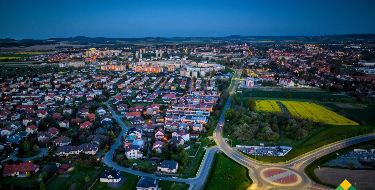 Miasto wieczorem widziane z góry, na pierwszym planie duże rondo