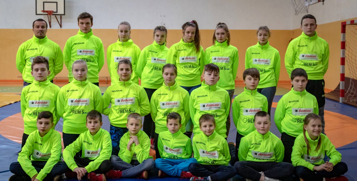 Grupa zawodników w jednakowych, jaskrawo-zielonych strojach