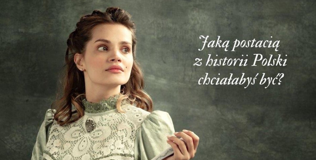 Młoda kobieta w sukience i z wachlarzem w rękach