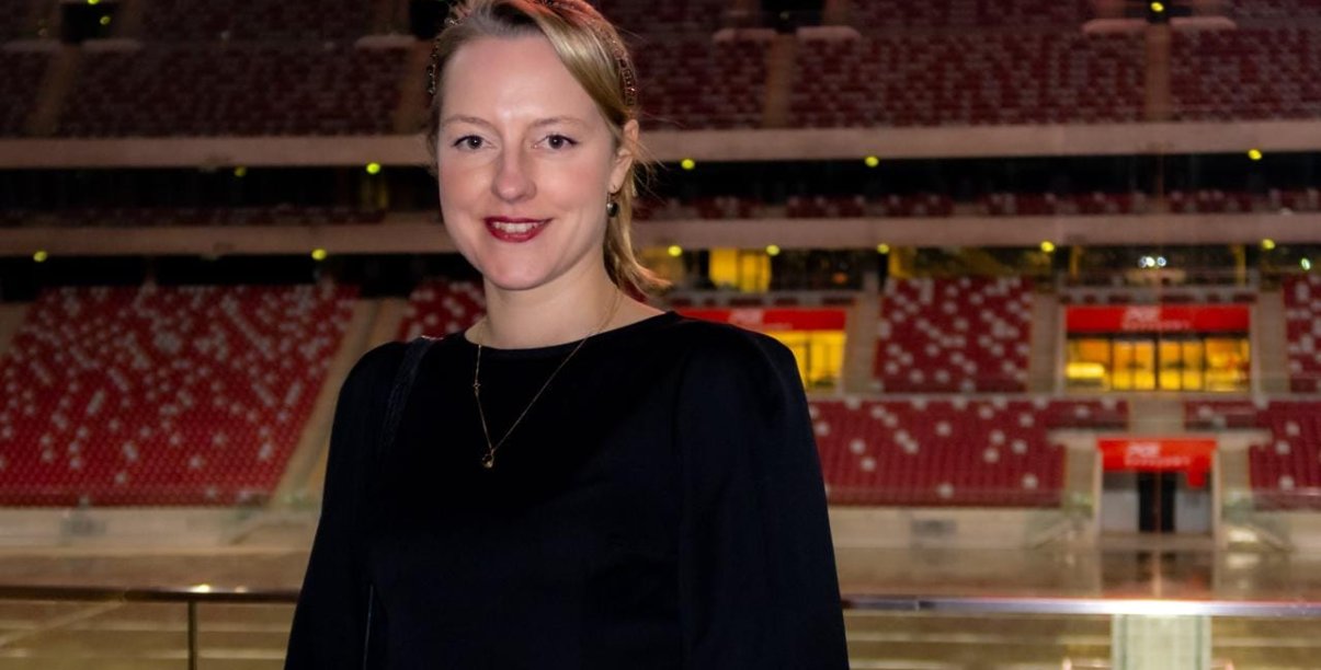 Alicja Dydo-Warchoł na stadionie narodowym, w tle trybuny