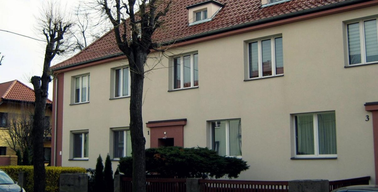 Dom wielorodzinny, elewacja w piaskowym kolorze