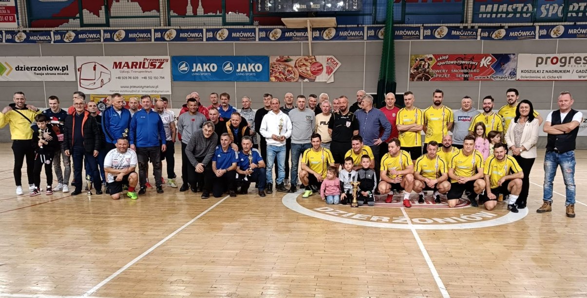 Grupowe zdjecie uczestników poprzedniego trunieju w hali ośrodka sportu