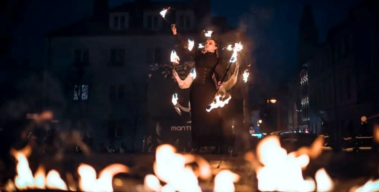 Pokaz teatru ognia w nocnej scenerii