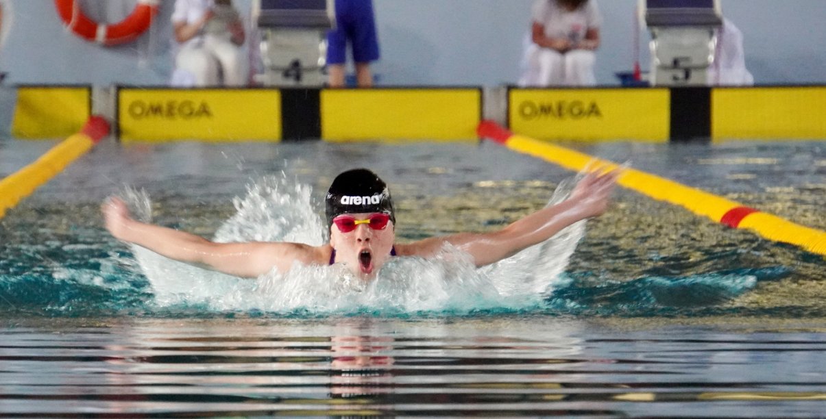 Zuzanna Szel podczas startu na basenie krytym