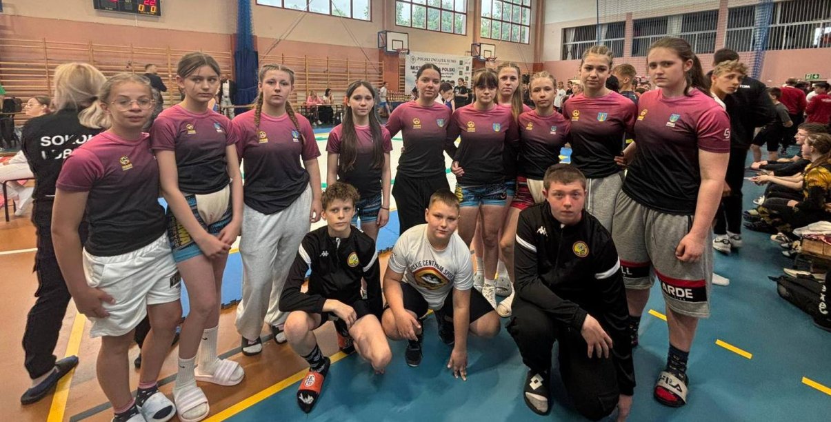 Zawodniczki i zawodnicy klubu Junior Dzierżoniów na wspólnym zdjęciu w hali sportowej