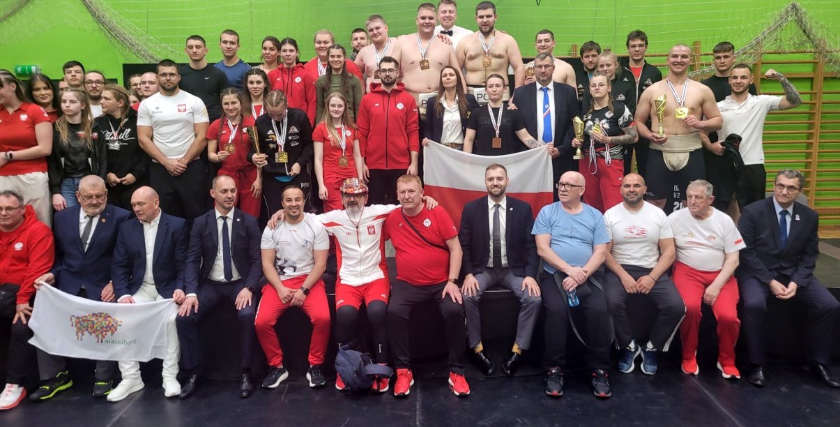 Grupowe zdjecie zawodnków, trenerów i działaczy, wielu z nich z barwach Polski