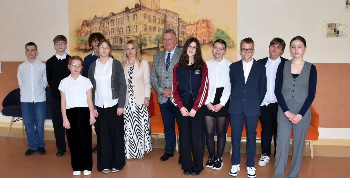 Uczestnicy konkusu na wspólnym zdjęciu, po środku burmistrz Dzierżoniowa