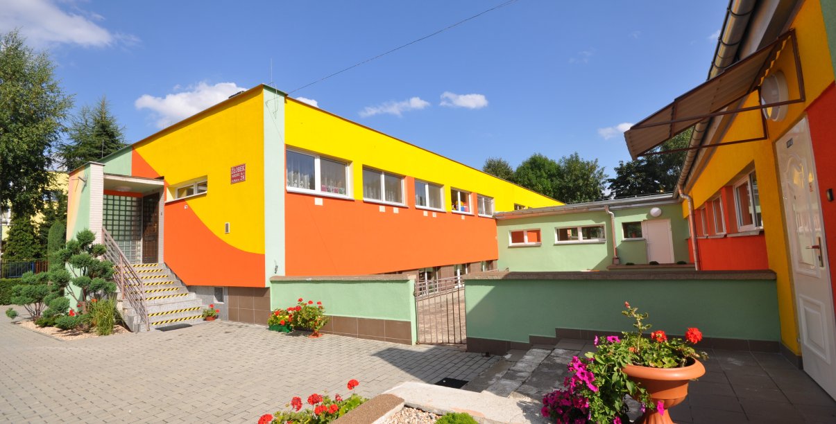Pomarańczowo-żółty parterowy bydynek żłobka w Dzierżoniowie
