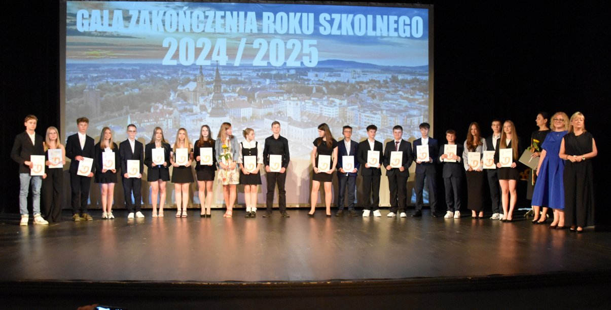 Najzdolniejsi ósmoklasiści na scenie kinoteatru podczas odbierania nagród za wyniki w nauce