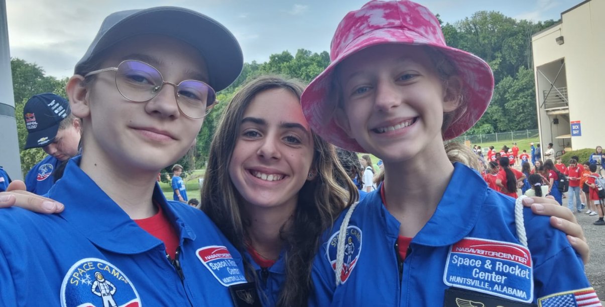 Trzy dziewczyny w strojach ze Space Camp