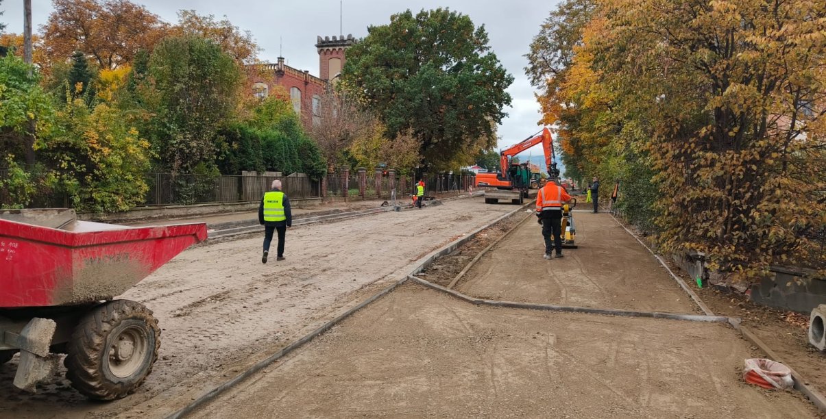 teren budowy ul. Kilińskiego, koparka, wywrotka i dwóch pracowników