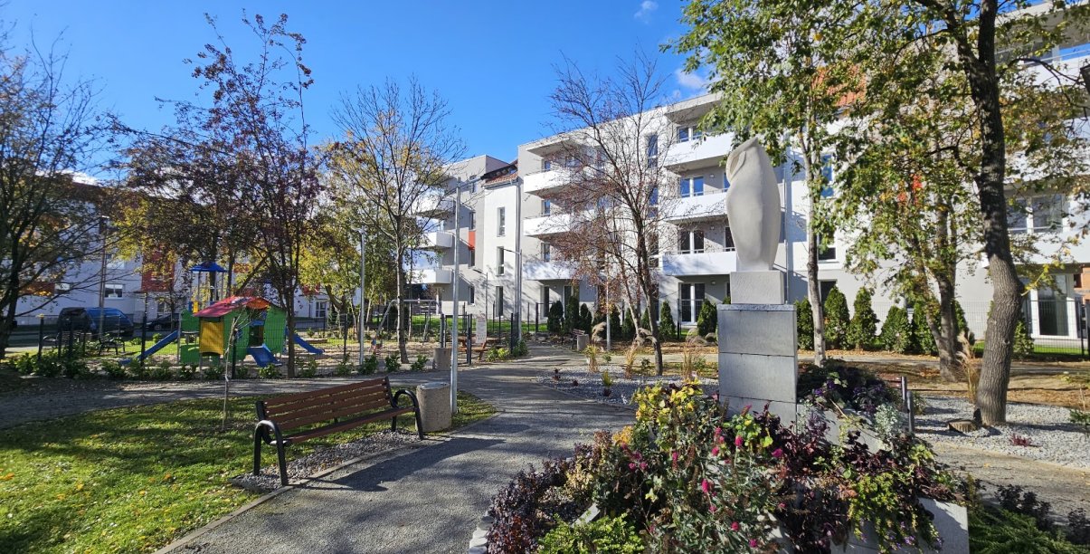 widok na budynek Sowiogórska 10 od strony skweru i placu zabaw