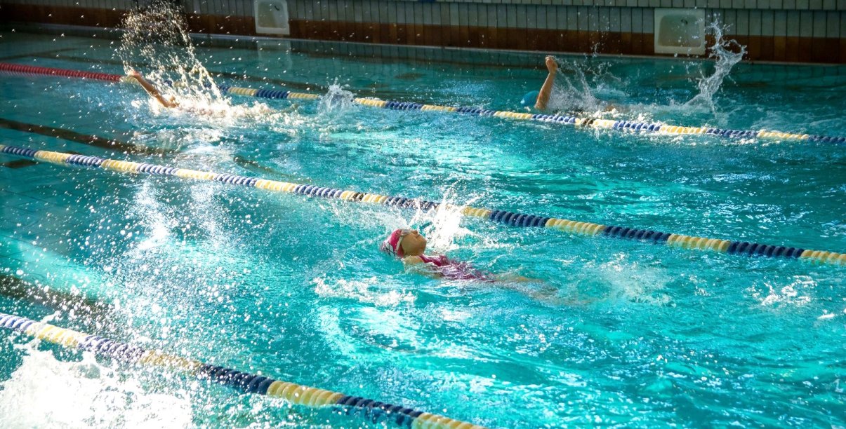 Basen, w wodzie na torze płynące dziecko