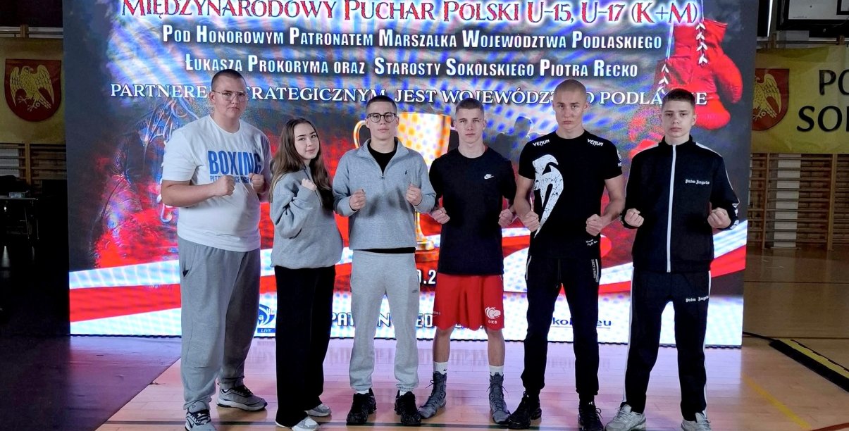 Sześcioro młodych bokserów stojących w rzędzie