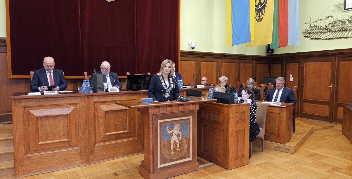 prezydium RM Dzierżoniowa, przemawia Agnieszka Denysiak, przewodnicząca RM