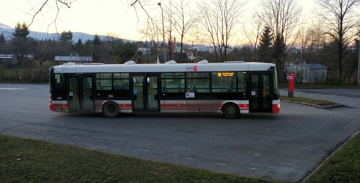 autobus na przystanku Dzierzoniów OSiR