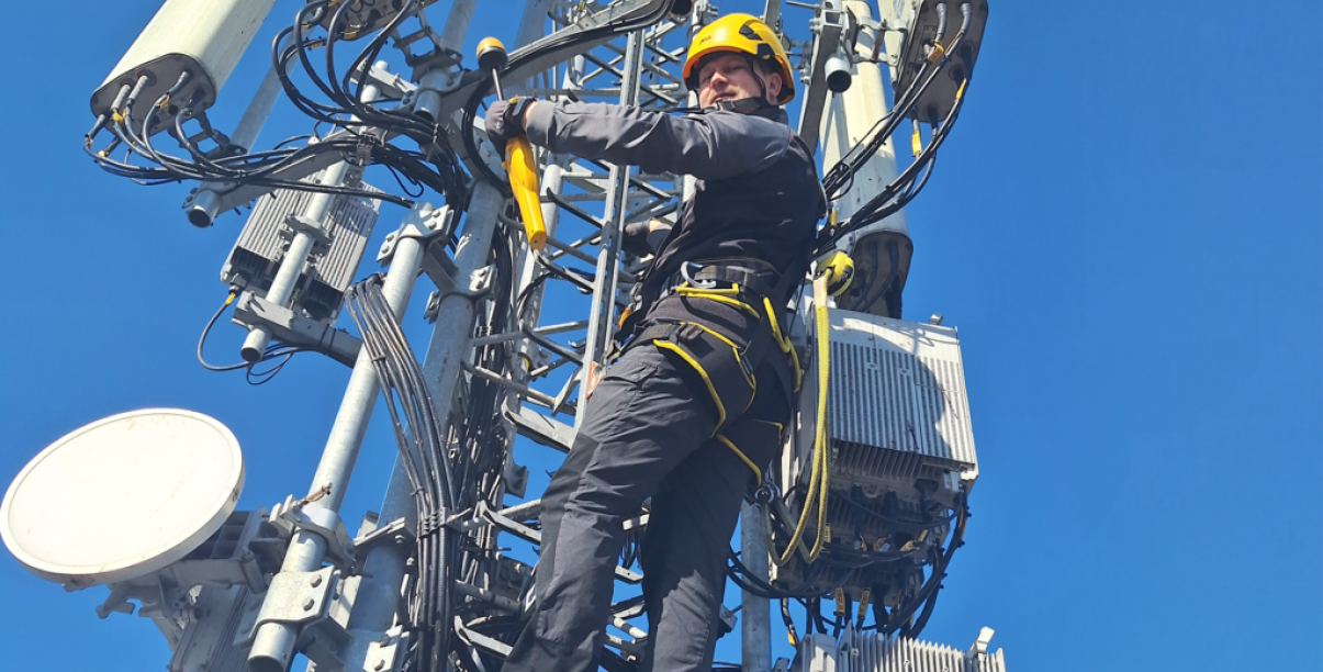 pracownik robót wysokościowych na nadajniku telefonii komórkowej