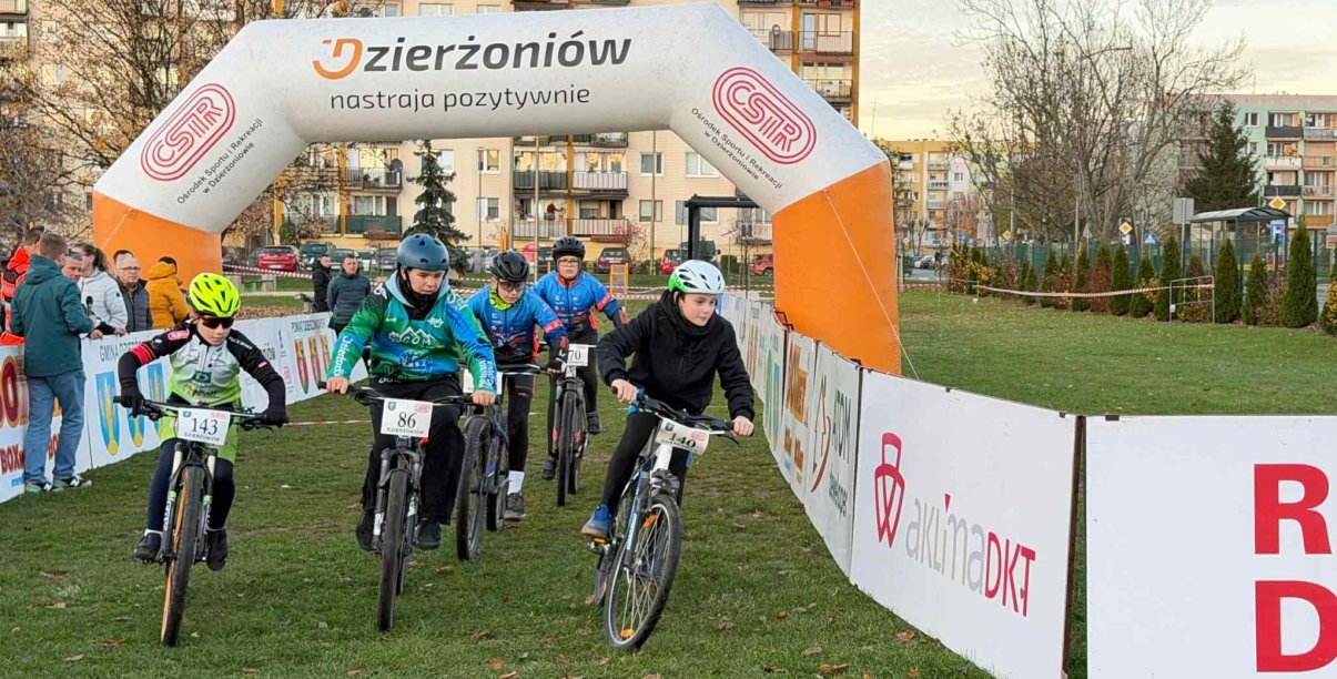 Ścigający się rowerzyści na torze