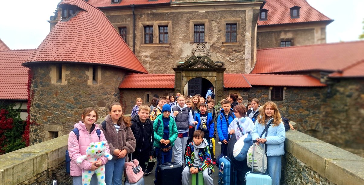 Grupa uczniów na tle zamku