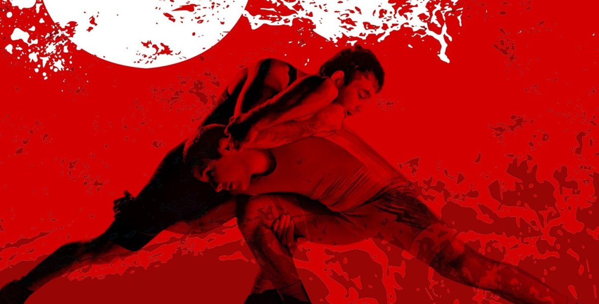 Starcie dwóch zapaśników na biało-czerwonym tle