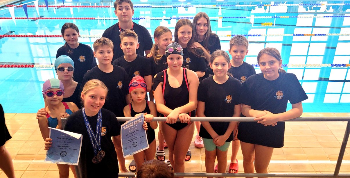 Pływacy MKS 9 na basenie