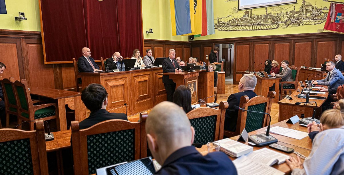 radni podczas sesji RM Dzierżoniowa, na mównicy burmistrz Dariusz Kucharski