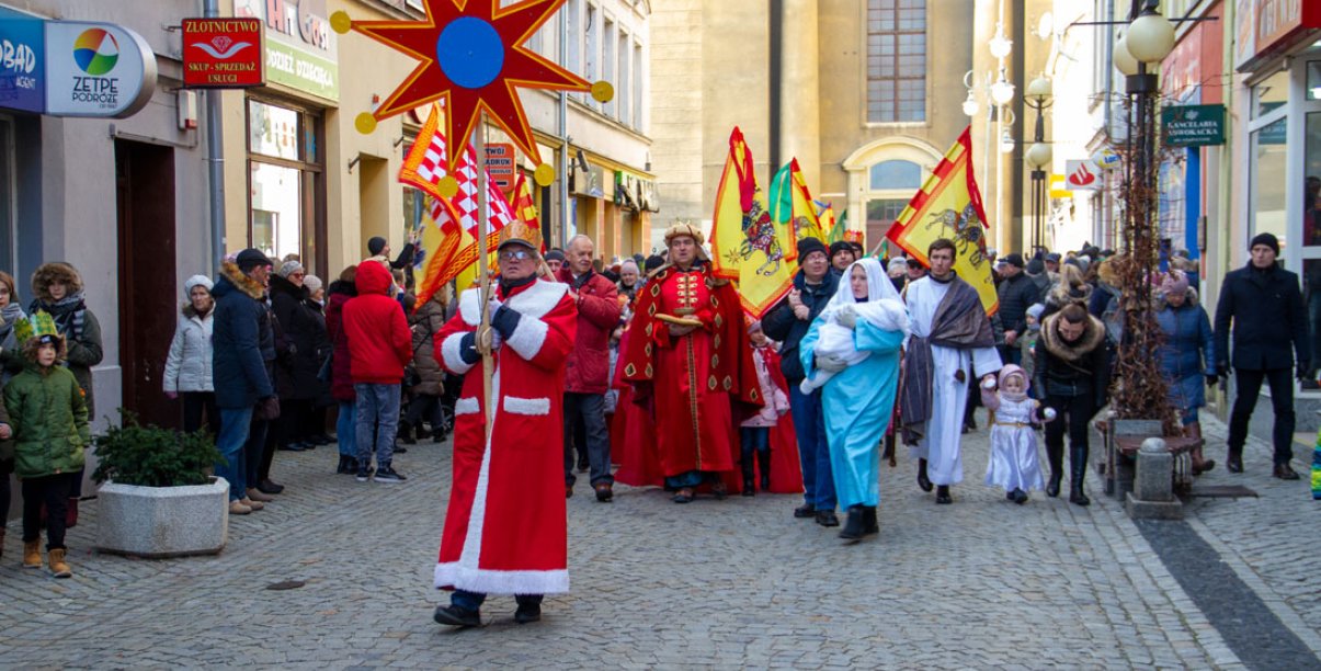 orszak trzech króli podąża ulicą świdnicką w stronę Rynku