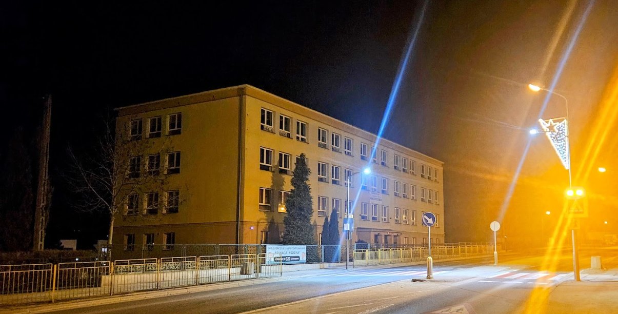 pomarańczowe światło przy aktywnym przejściu dla pieszych, pasy przy ul. Wrocławskiej naprzeciw szkoły niepublicznej