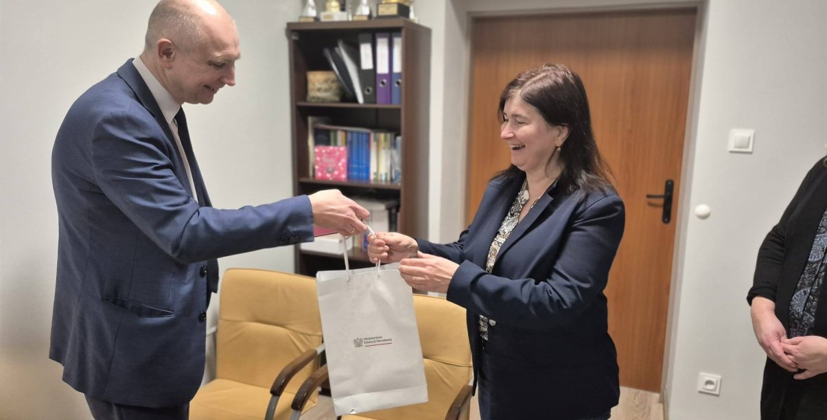 dolnośląski wicekurator oświaty Dariusz Wójcik wręcza nagrodę nauczycielce SP 9 Annie Szczepaniak