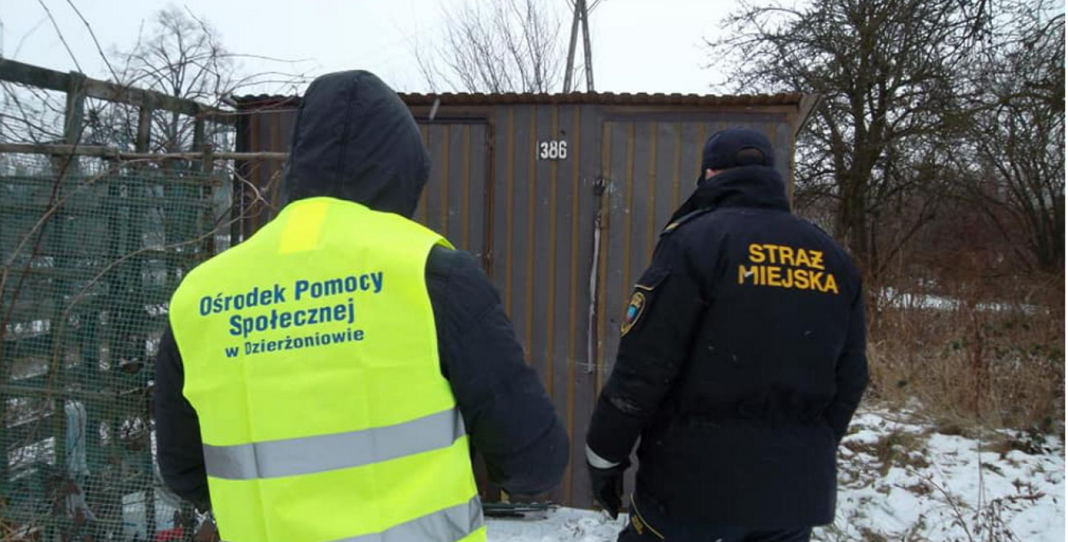 pracownik OPS i Straży Miejskiej sprawdza działki w poszukiwaniu osób bezdomnych