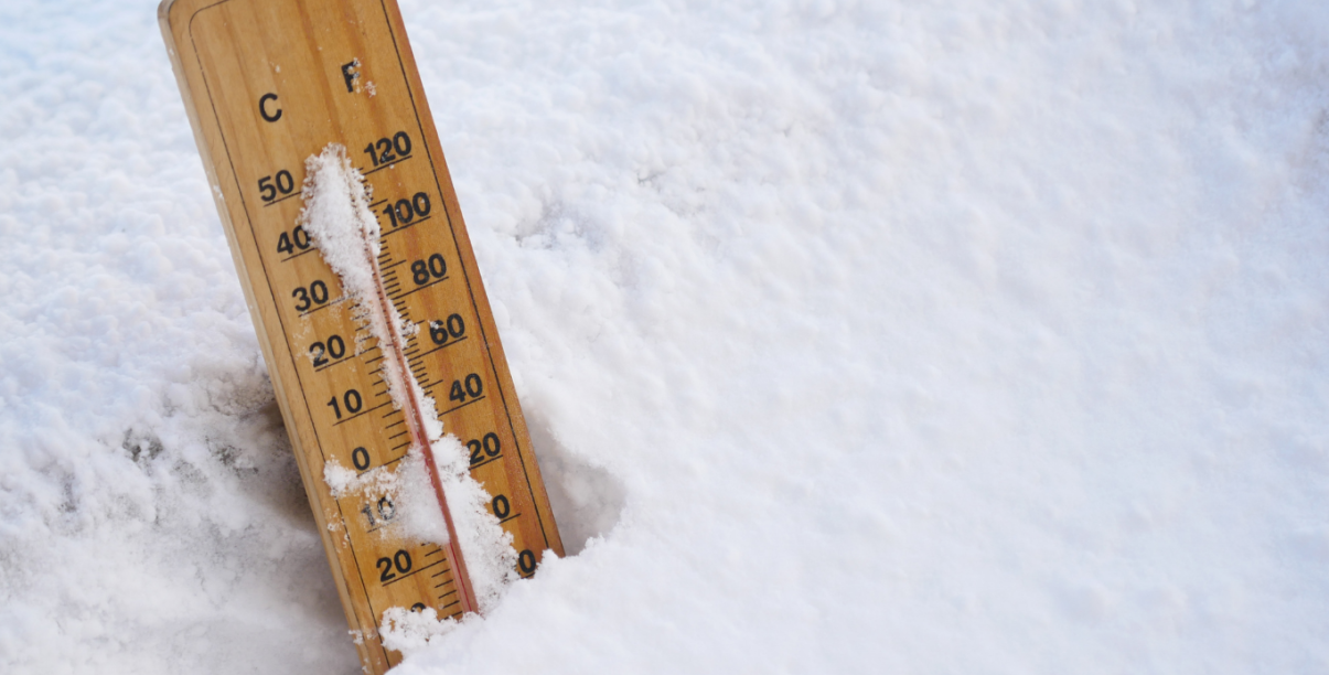 Komunikat miasta Dzierżoniów o trudnych warunkach zimowych, opadach śniegu i marznącego deszczu oraz działaniach służb kryzysowych. Informacja zawiera ostrzeżenia dla mieszkańców i numery alarmowe.