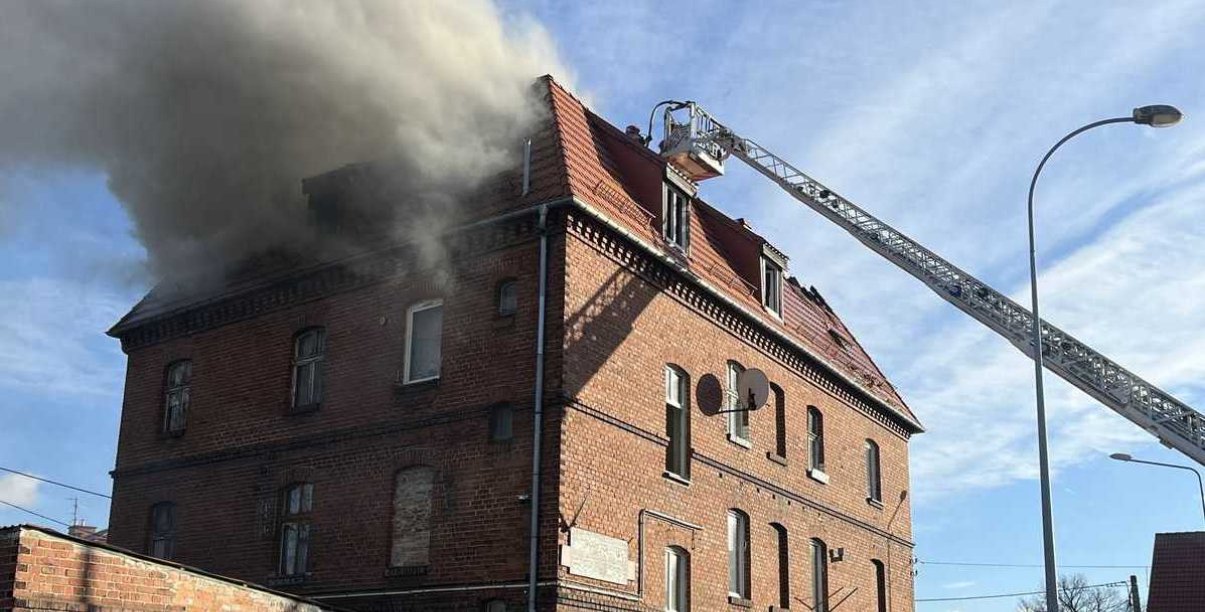 płonący budynek przy ul. Brzegowej 85 w Dzierżoniowie, kłęby dymu z dachu