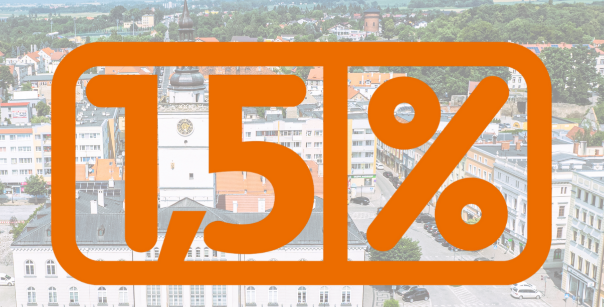 Napis 1,5% na półprzezroczystym tle - panoramie miasta. Na pierwszym planie widoczny ratusz
