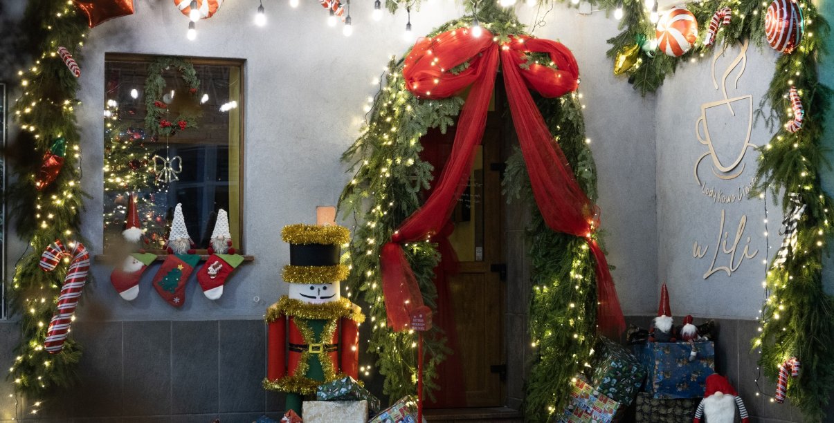pieknie przystrojone świątecznie wejście do kawiarni