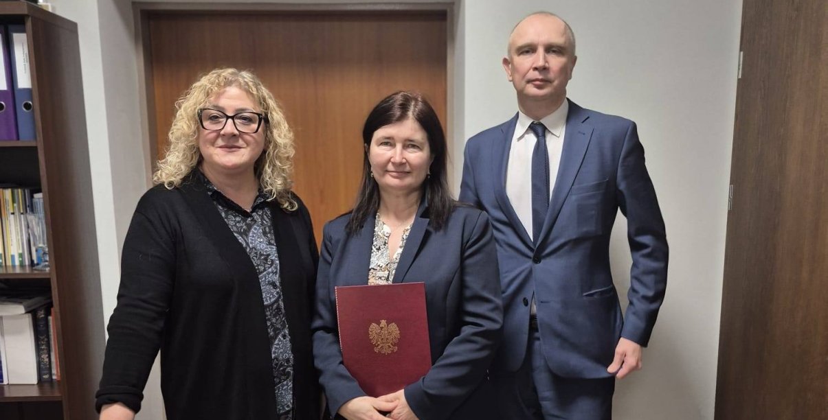 dolnośląski wicekurator oświaty Dariusz Wójcik wręcza nagrodę nauczycielce SP 9 Annie Szczepaniak, obok dyrektor SP 9 Wioletta Uchaman-Chrząszcz