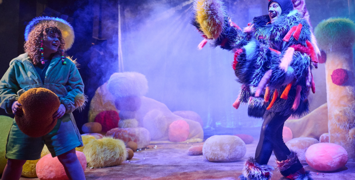 Scena ze spektaklu "Piaskowy Wilk"